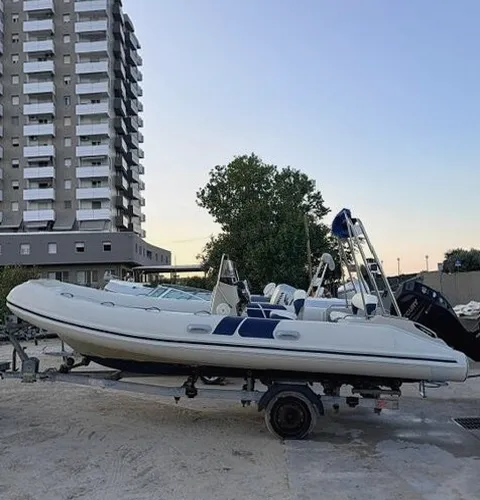 Equipo de Alquiler Barcos ayudando a organizar un alquiler de barco en Barcelona